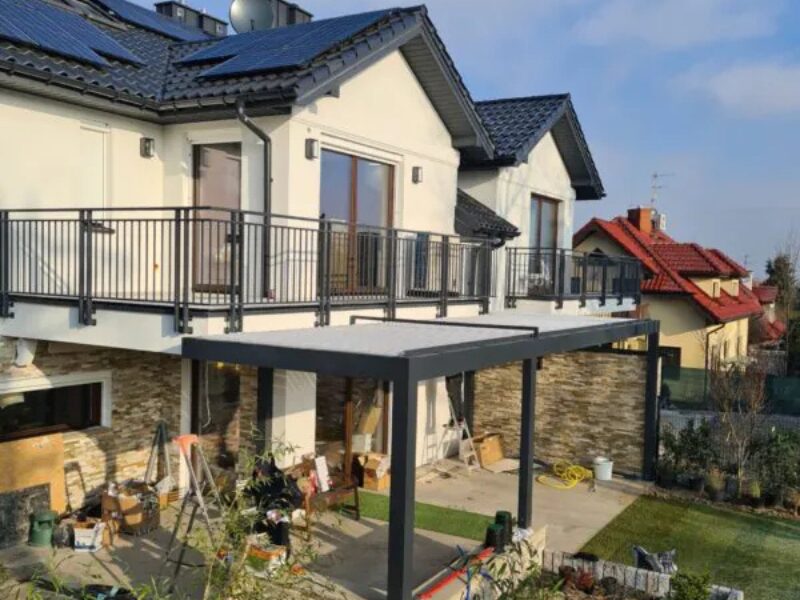 Hliníková pergola VERTEX se zastřešením na terase pod balkonem rodinného domu